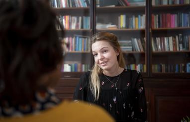 Bild-Frau-hört-in-der-Bibliothek-zu